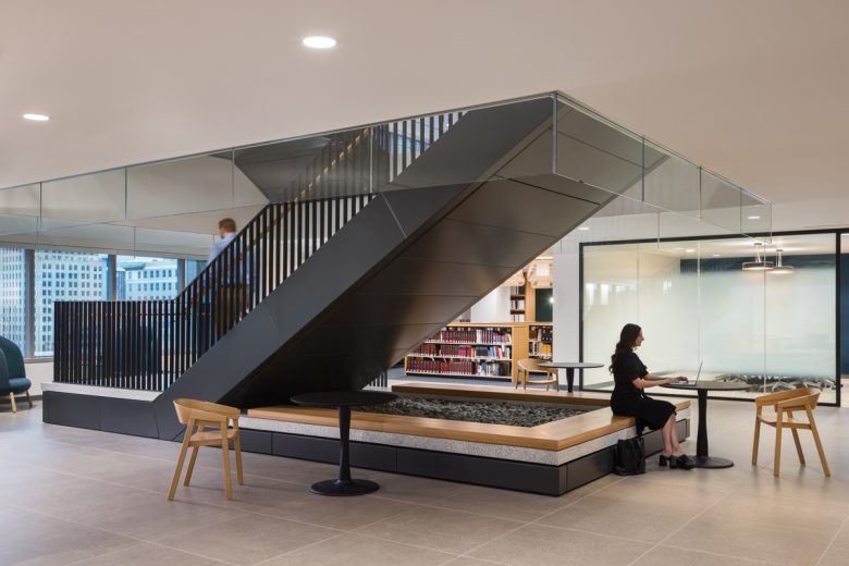 Центральная лестница офиса NAIC в атриуме