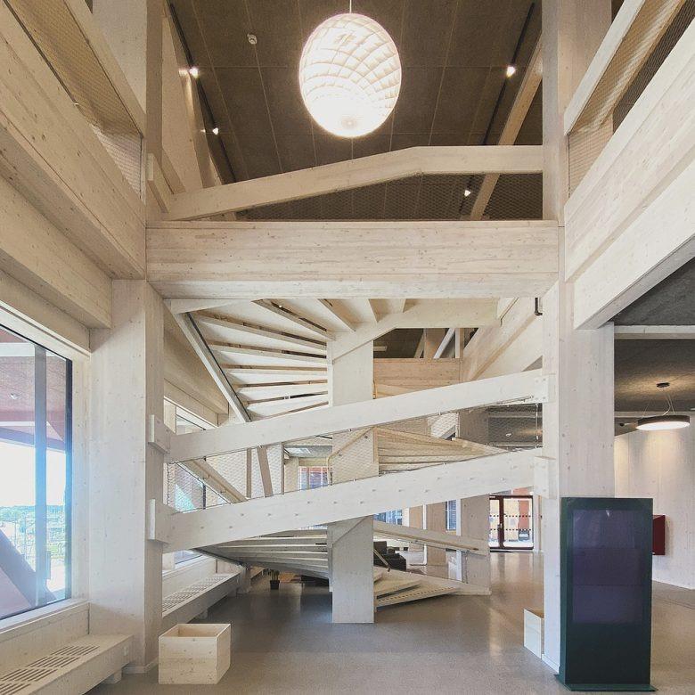 Центральная лестница в интерьере здания Fyrtornet High-Rise Building