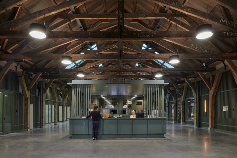 Центральная зона ресепшена в историческом зале Den Helder City Hall