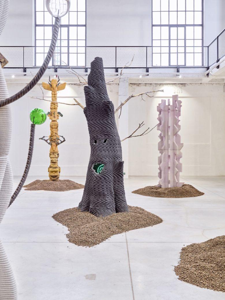 Темная скульптура с ветвями The Virtues and Vices of Our Time installation