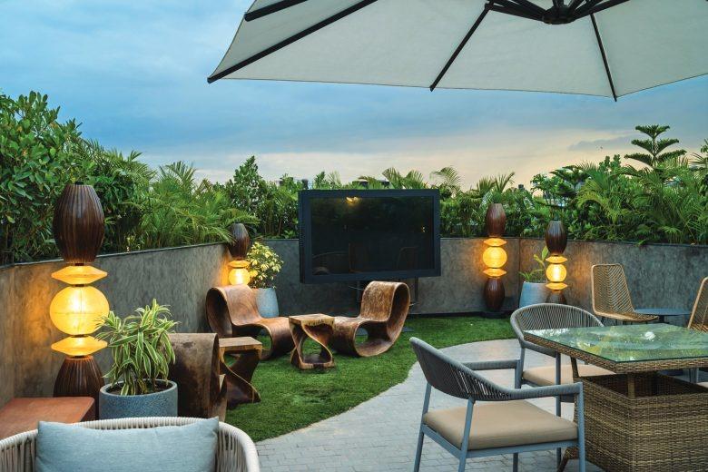 Терраса для отдыха с креслами и зеленью A Workplace in Perpetual Beta