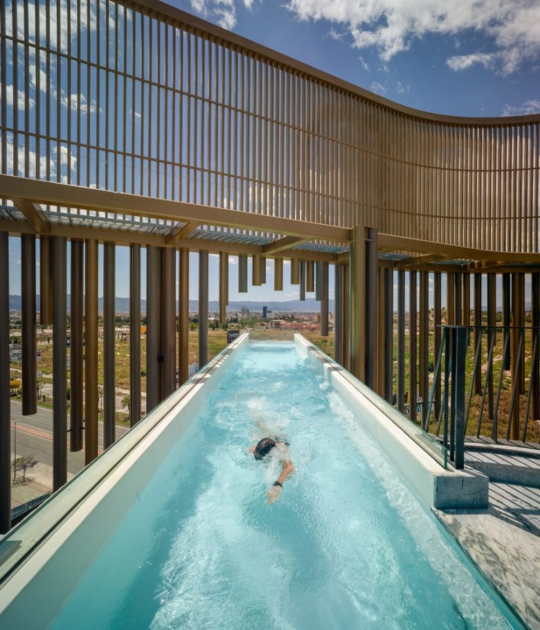 Терраса ресторана на закате с декоративной скульптурой Odiseo Gastronomic and Leisure Center