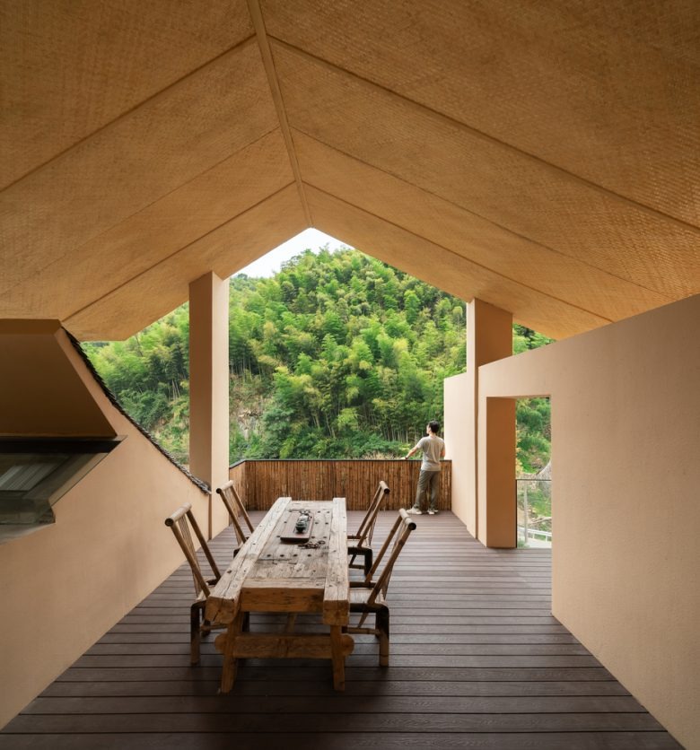 Терраса с деревянным столом и видом на лес Sounder Inn