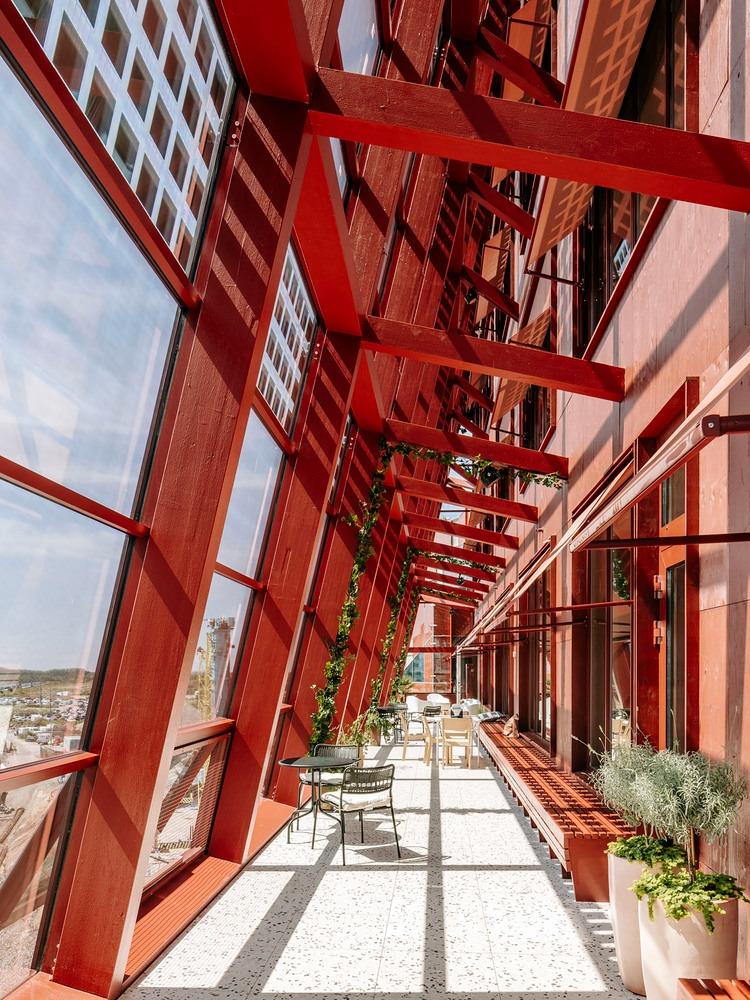 Терраса с красными металлическими конструкциями Fyrtornet High-Rise Building