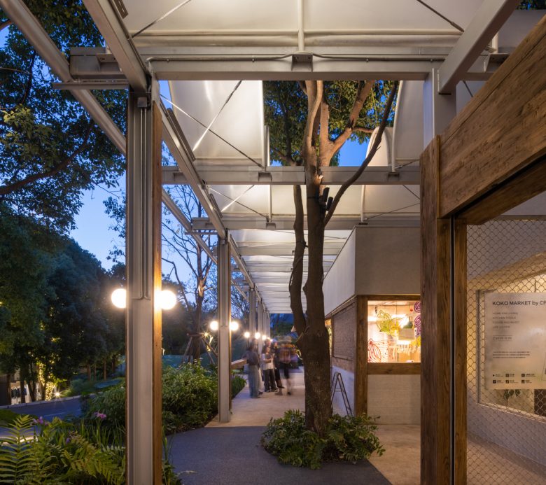 Торговый центр с деревом и шатровыми крышами