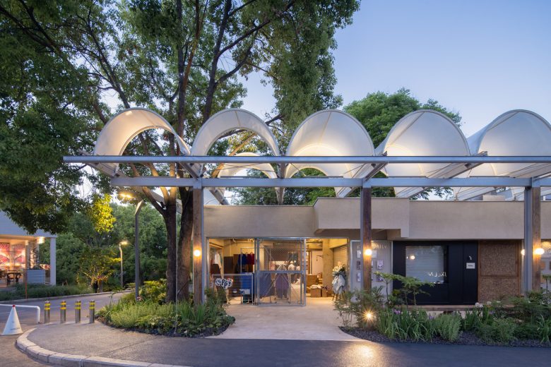 Торговый центр с крышей и зеленью