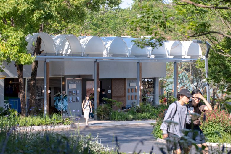 Торговый центр с людьми и шатровыми крышами