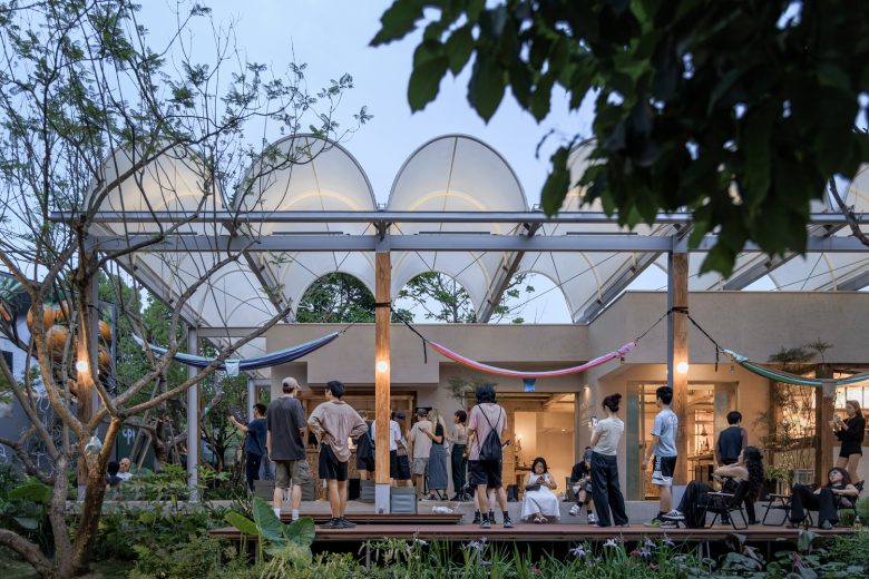 Торговый центр с людьми и шатровыми крышами