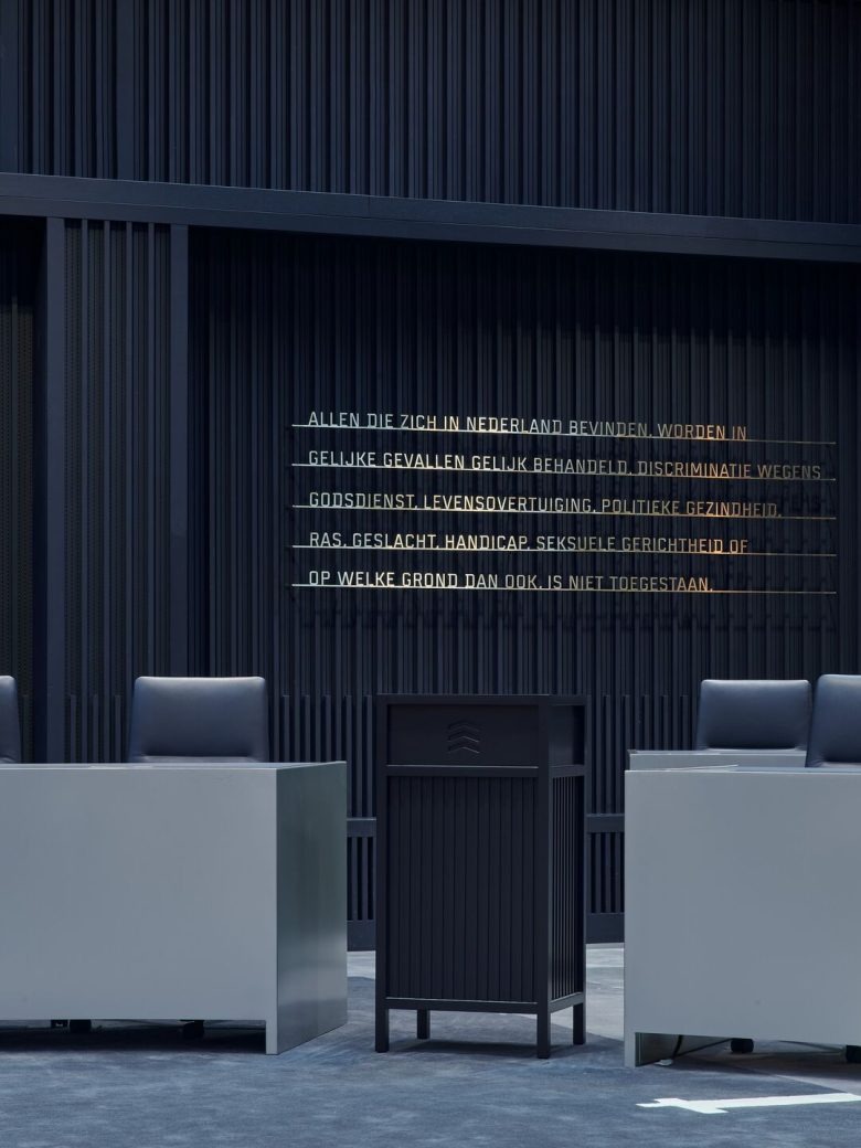 Трибуна и текст на стене в зале заседаний Den Helder City Hall