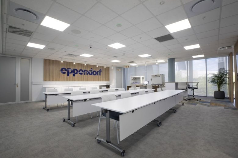 Учебная лаборатория с рабочими столами Eppendorf Offices