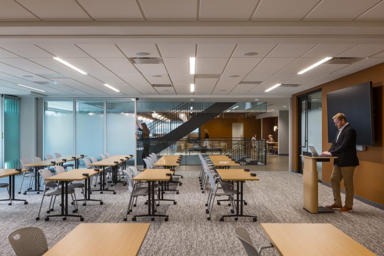 Учебный зал офиса NAIC с рабочими столами