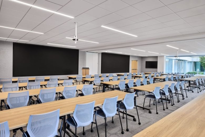 Учебный зал со столами и большими экранами Robert Half Offices