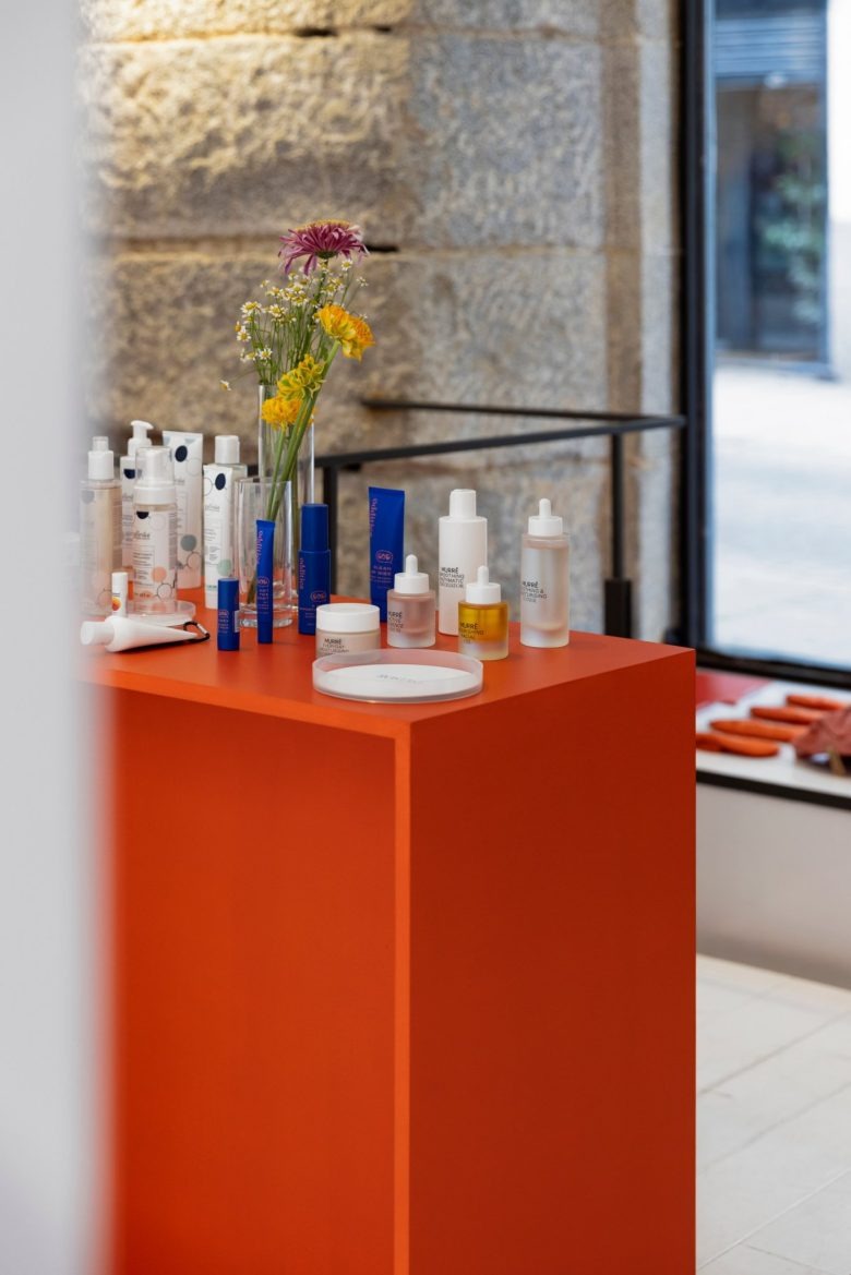 Угол стола с продукцией Laconicum’s Museum of Everyday Pleasures