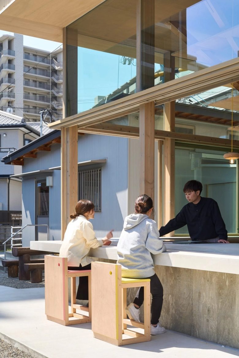 Уличная стойка с посадочными местами Umedacho Community Centre