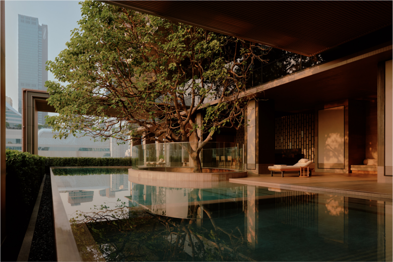 Уличный бассейн с лежаками Aman Nai Lert hotel