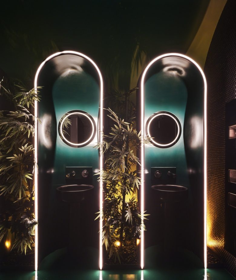 Умывальная зона с зеркалами и декоративной зеленью Odiseo Gastronomic and Leisure Center