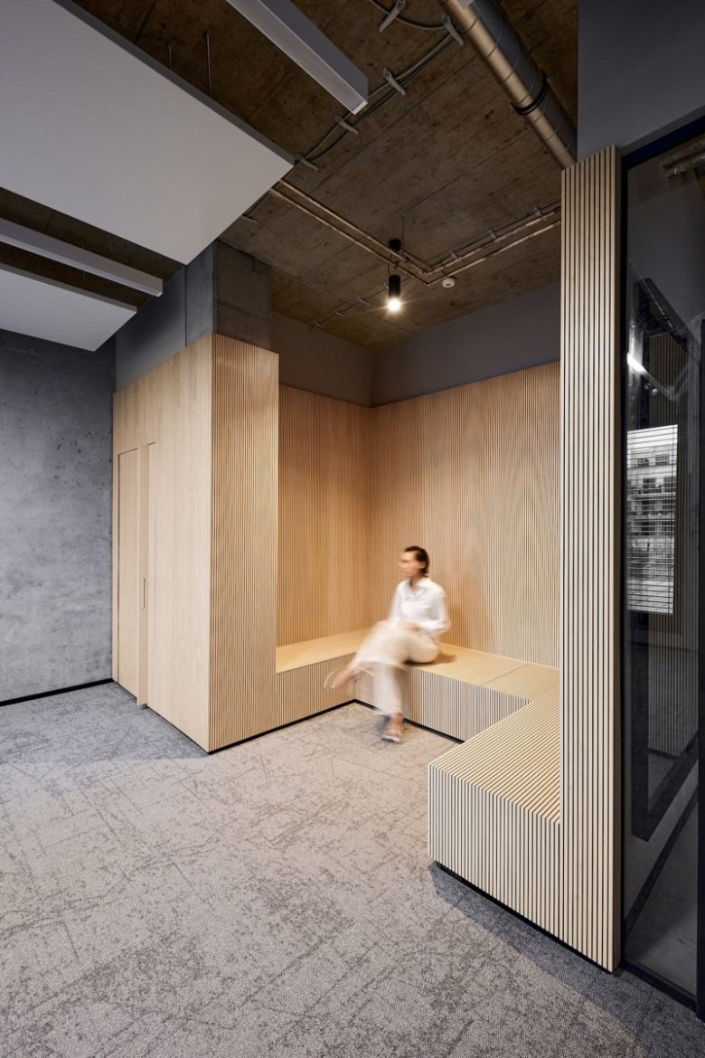 Уютная ниша с деревянной скамьей для отдыха Creditreform Offices