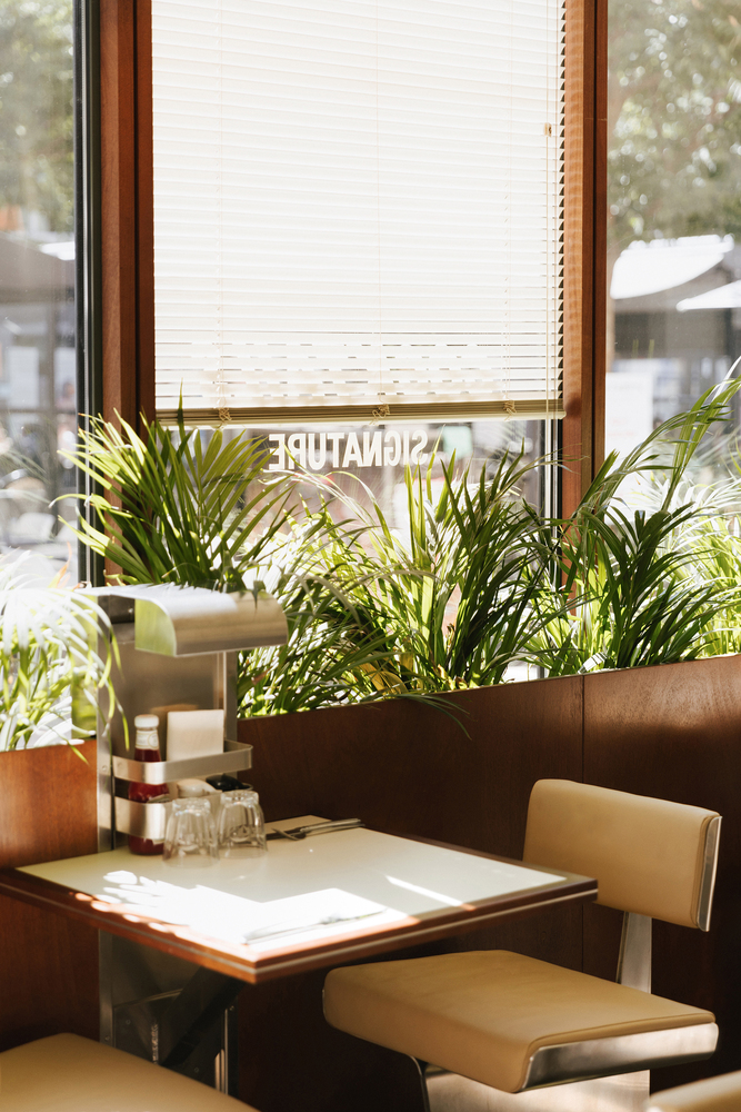 Уютный зал ресторана PNY Grenoble с посадочными местами