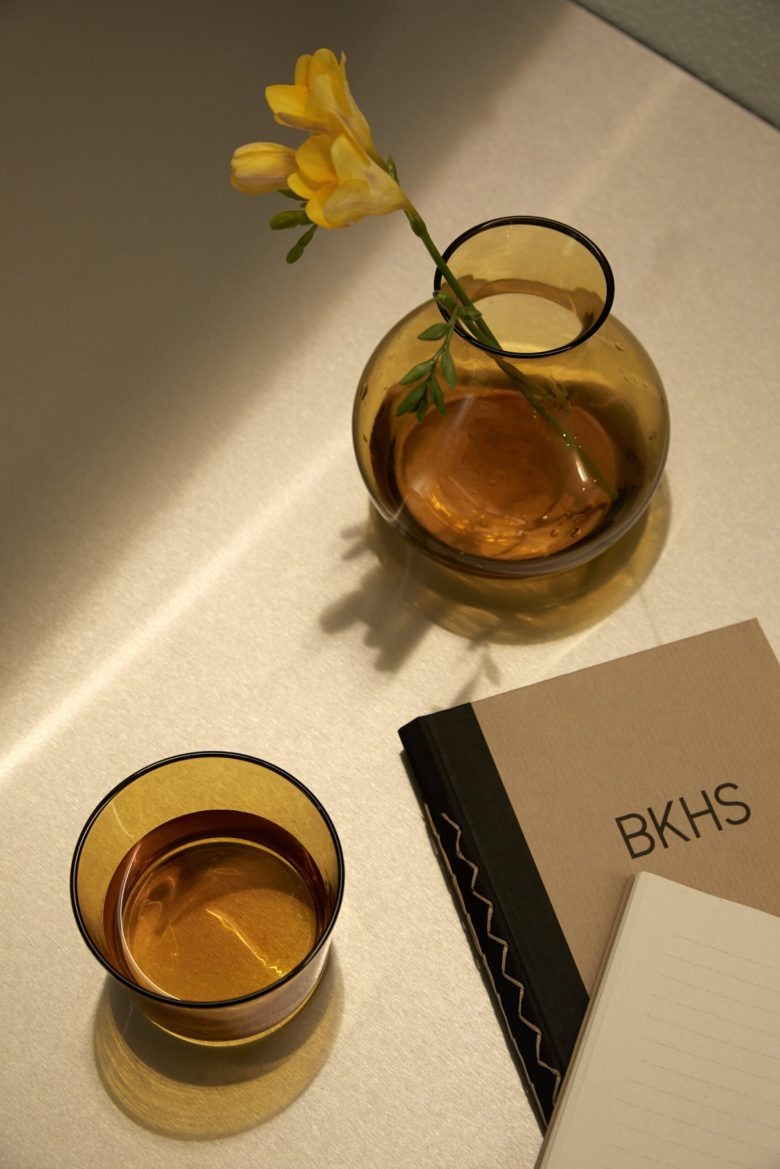 Вазочка и бокал на столике Ergon Bakehouse