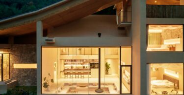 Вечерний фасад с панорамным остеклением Sounder Inn