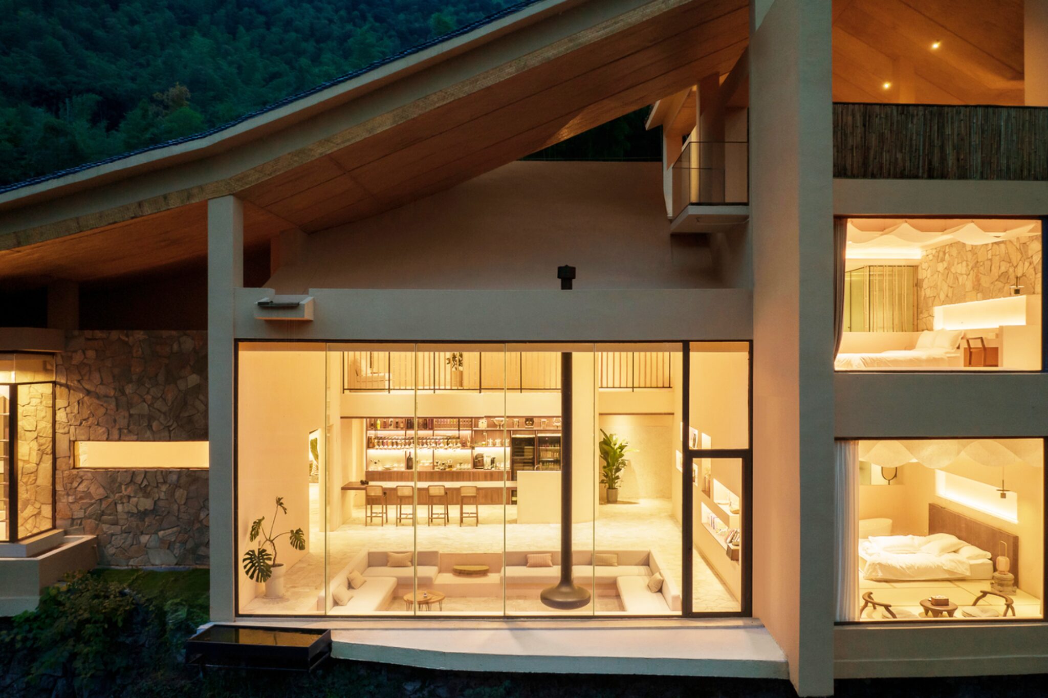 Вечерний фасад с панорамным остеклением Sounder Inn