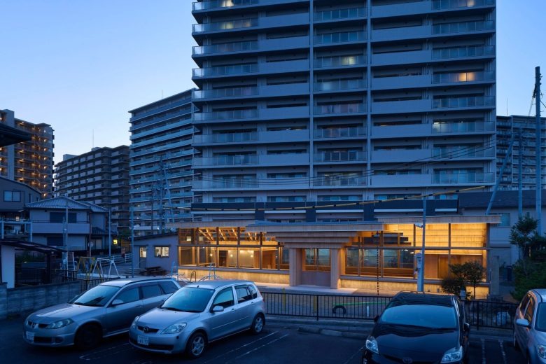 Вечерний фасад здания с парковкой Umedacho Community Centre