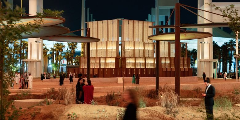 Вечерний вид на здание AlMusalla – On Weaving