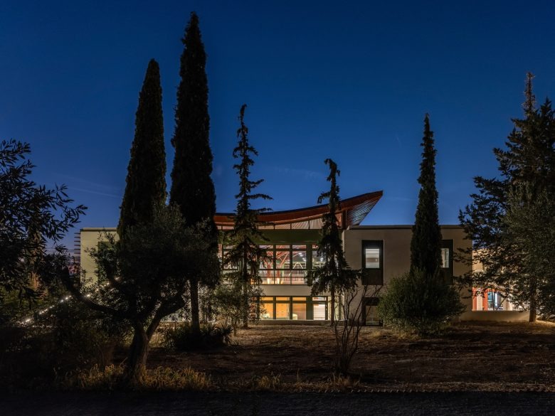 Вечерний вид на зеленую зону у здания Pinewood International School-Anatolia College