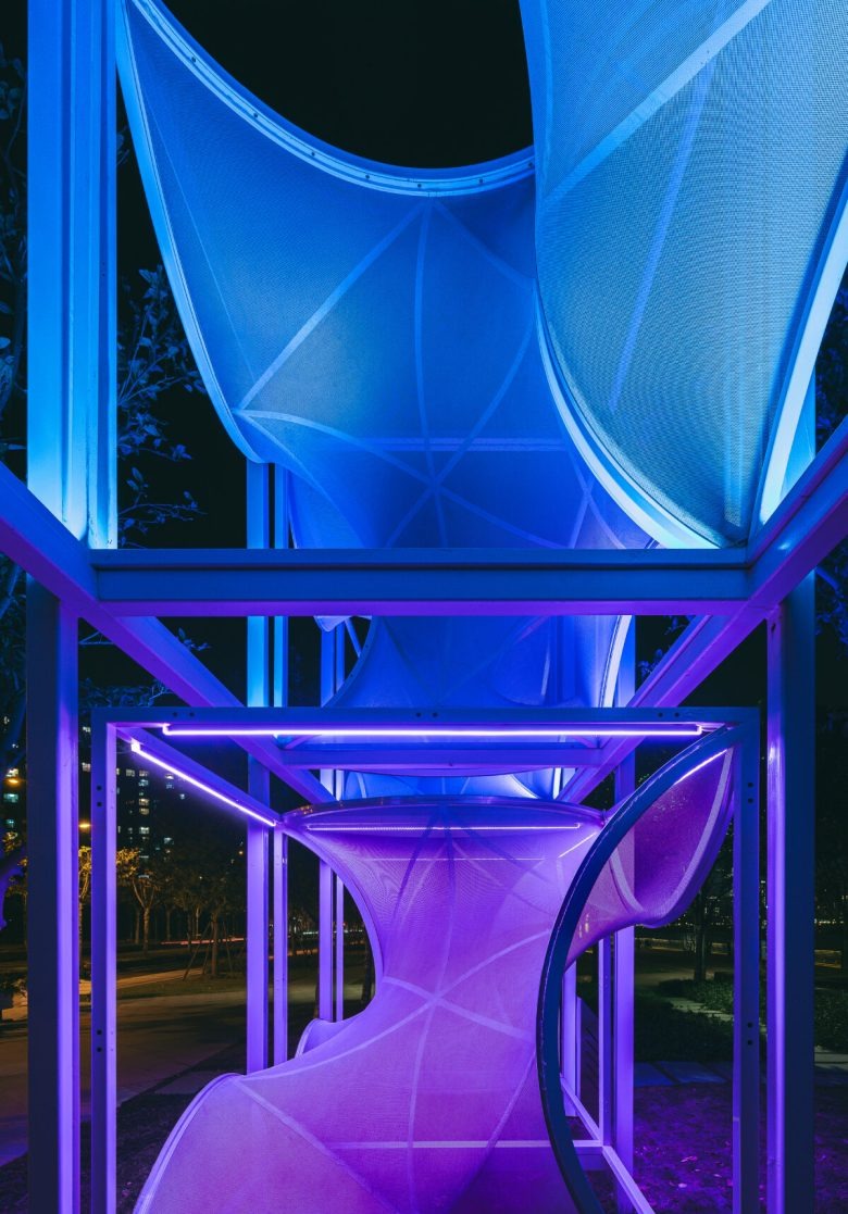 Вертикальный вид мембранной структуры павильона ночью Curly Cube