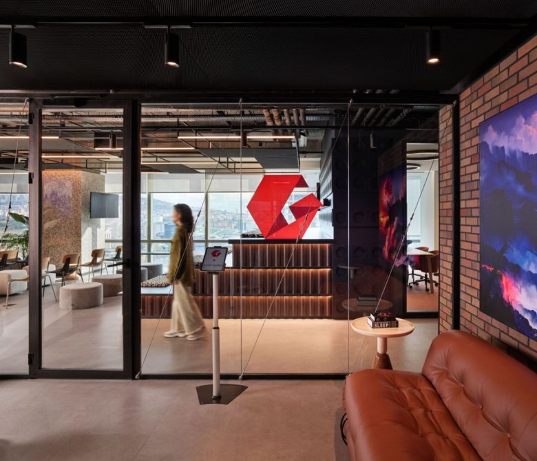 Вход через стеклянные перегородки Gram Games office