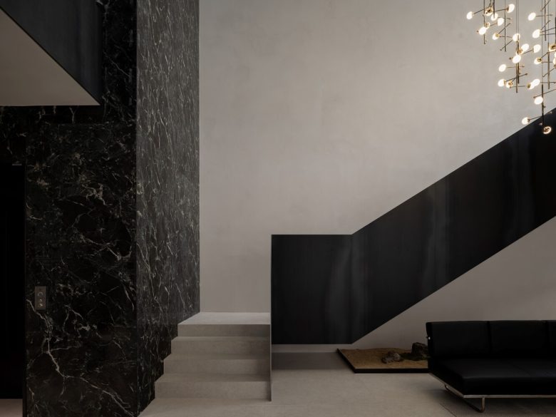 Вход на лестницу Oztile Showroom