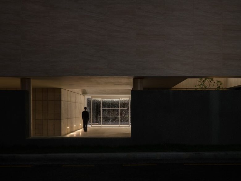 Вход с улицы Oztile Showroom