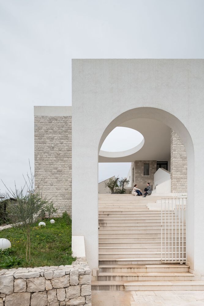 Вход с улицы лестница House of Olives