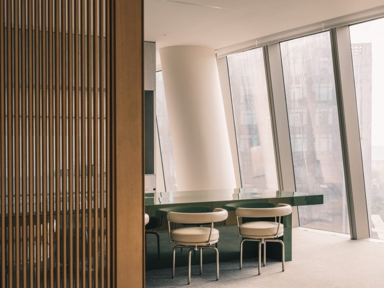 Вход в комнату совещаний Wangchao Center Office