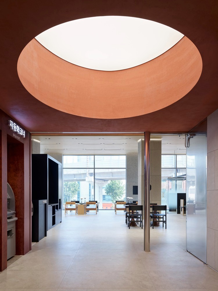 Входная зона с потолочным овалом Hana Bank