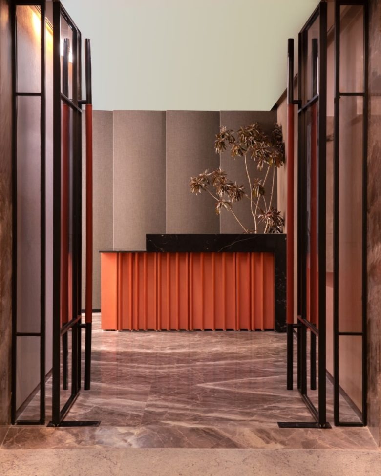 Входная зона с ресепшеном и перегородками Confidential Client Offices