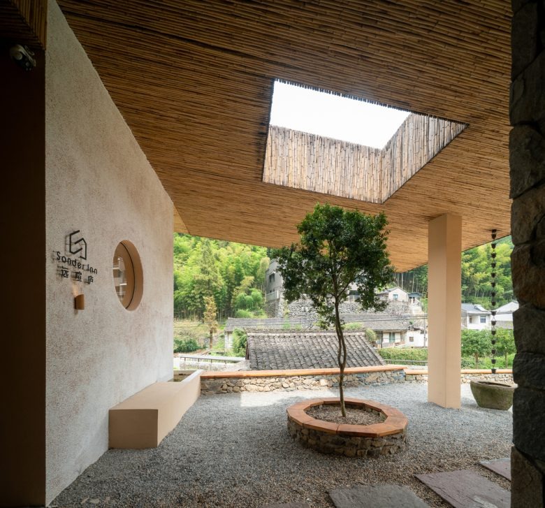 Входная зона с внутренним двориком и деревом Sounder Inn