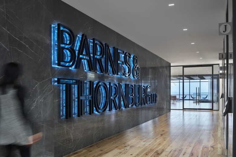Входная зона с вывеской Barnes & Thornburg LLP Offices