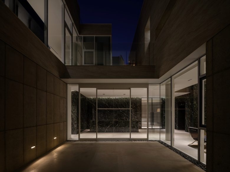 Входная зона со двора Oztile Showroom