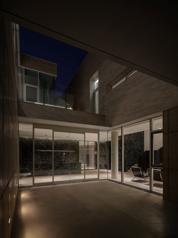 Входная зона со двора вид сбоку Oztile Showroom