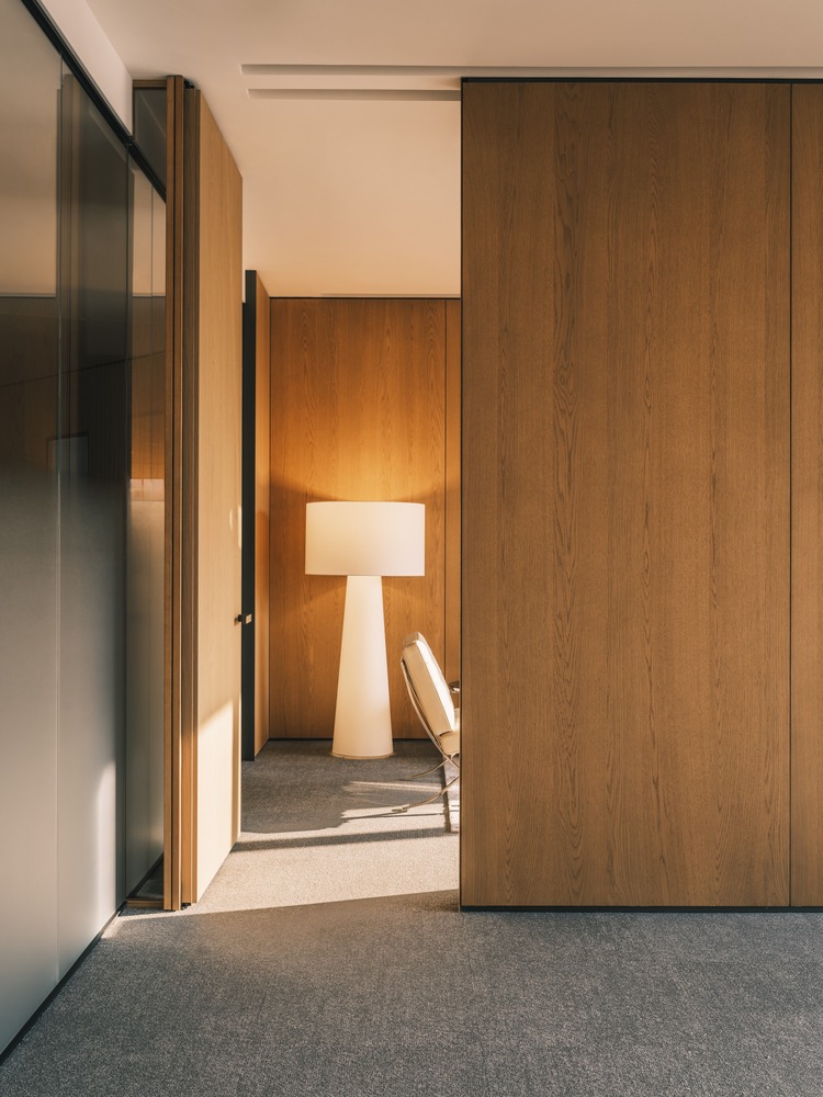 Вход в кабинет с коридора Wangchao Center Office