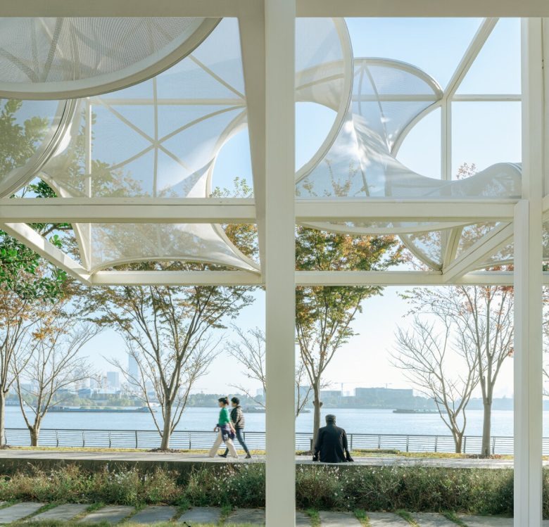 Вид из павильона на набережную через мембранную конструкцию Curly Cube