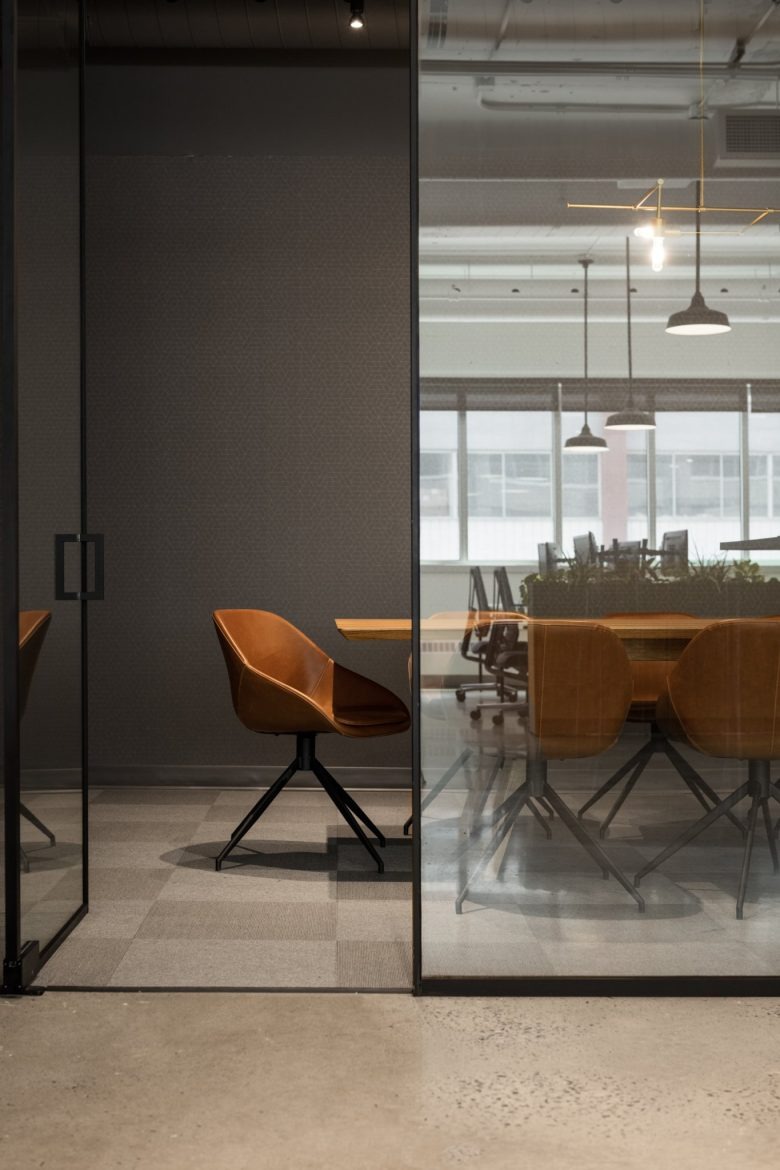 Вид на комнату совещаний из коридора TEC Energy office