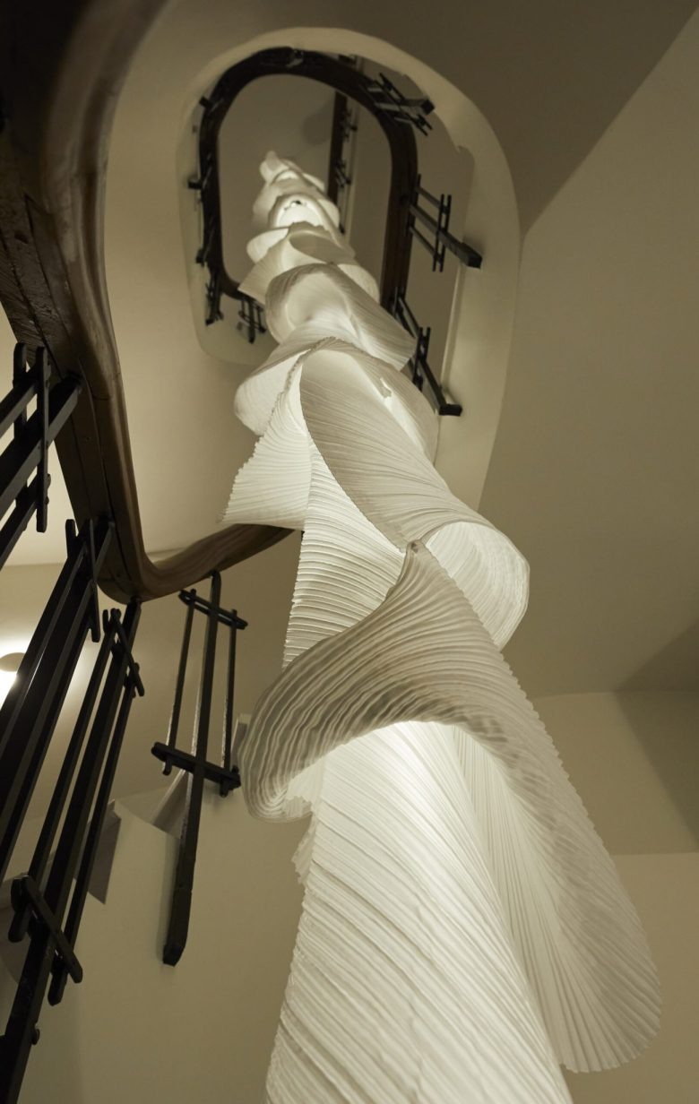 Вид на лестницу снизу вверх Ergon Bakehouse