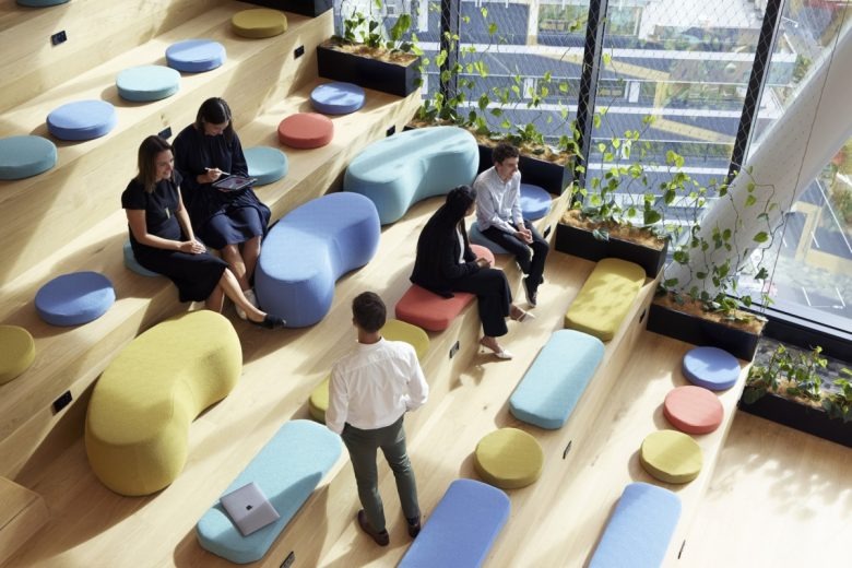 Вид на лестницу сверху BNZ-Offices