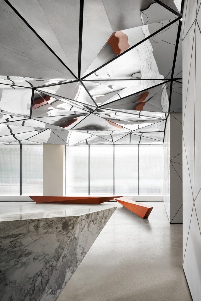 Вид на окна Parinee I Lobby