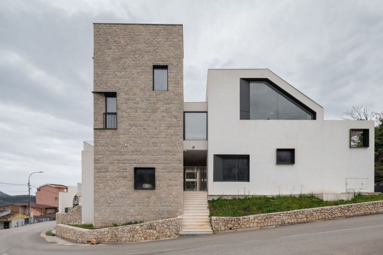 Вид на вход с улицы House of Olives