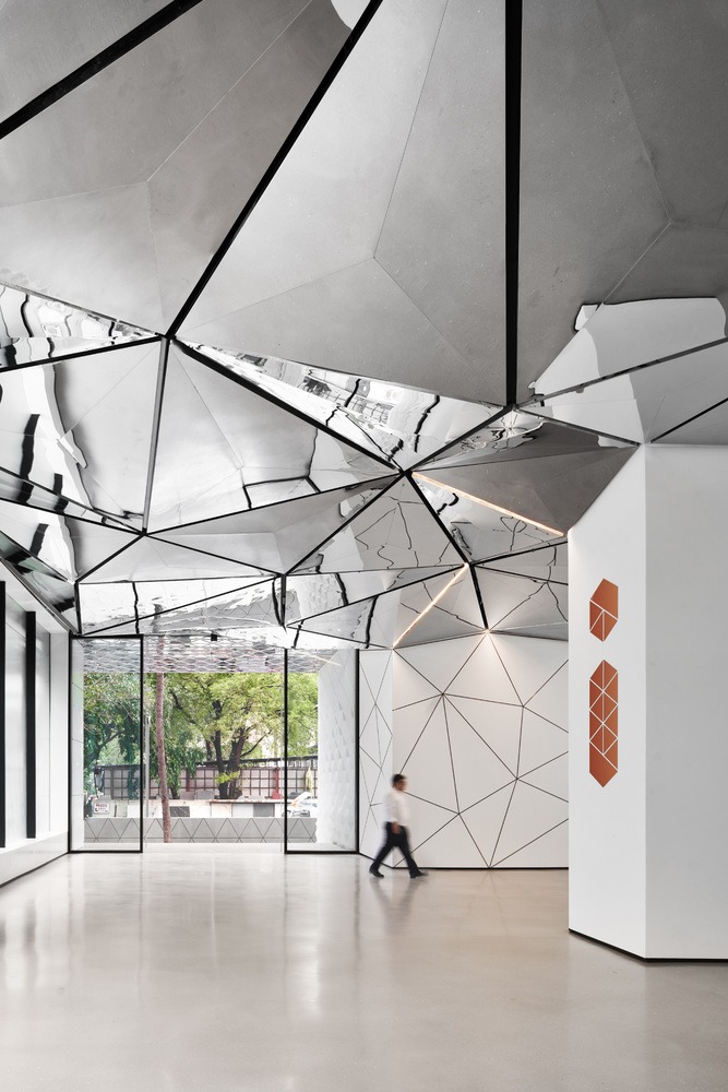 Вид на выход Parinee I Lobby