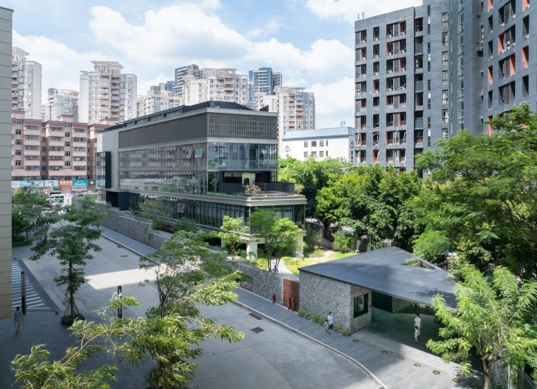 Вид на здание детского сада в городской среде Cheer Kindergartenchiatric Clinic