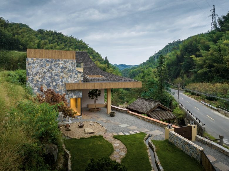 Вид на здание и участок с ландшафтом Sounder Inn